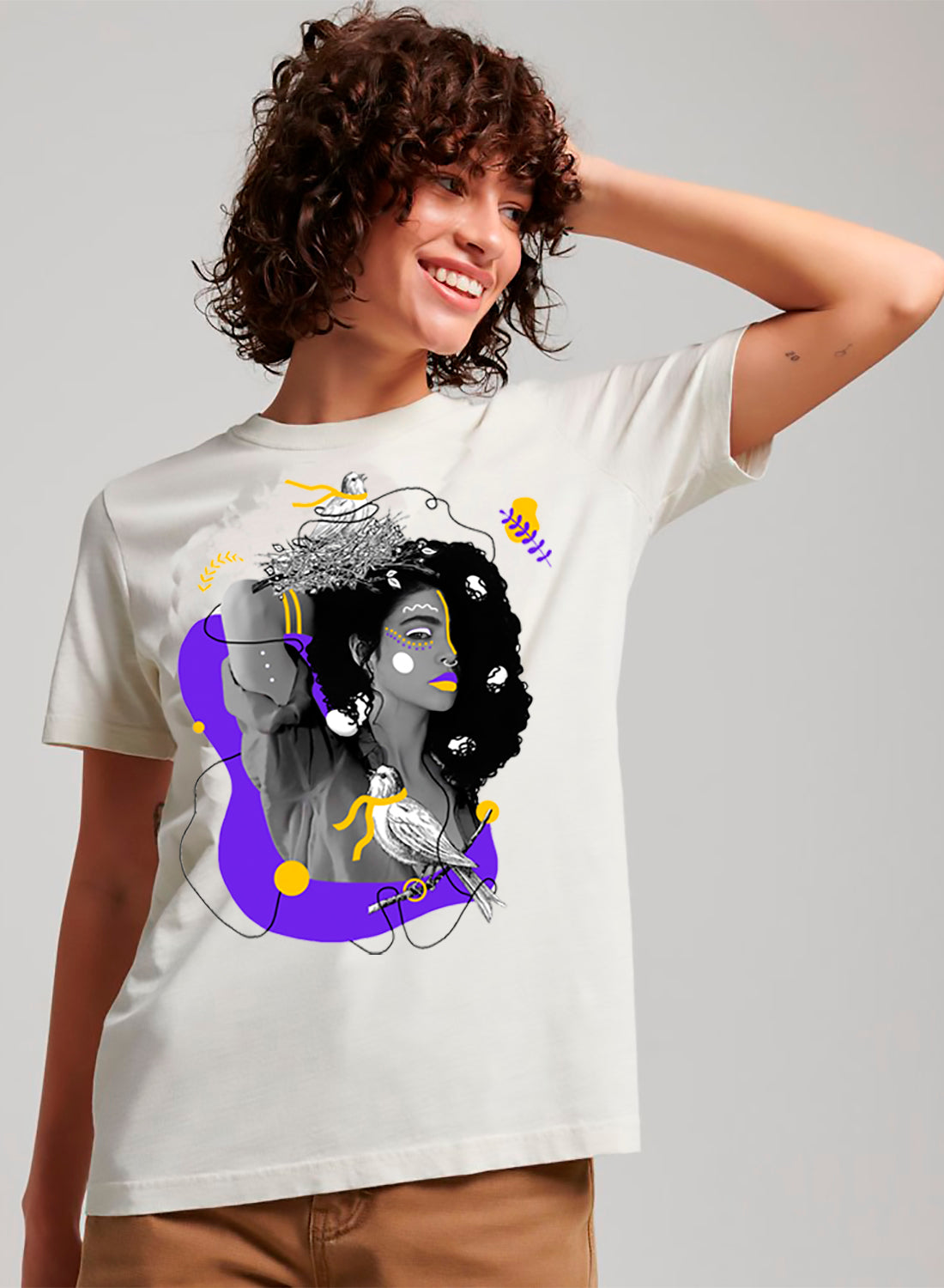 Camiseta Blanca de Algodón con Collage Estampado Inspirado en la Mujer Afro